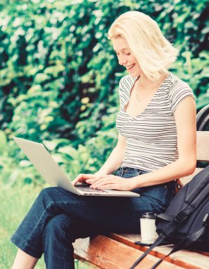 Dijital çağda yaşamak. yaz online. dizüstü bloglama ile modern kadın. kız blogger sosyal ağ için yazı yazmak. Kadın kahve içer. Bloglama için ilham kaynağı. kız not defterine blogunu çalışır