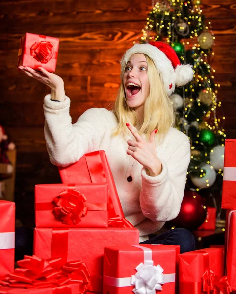 Momentos felizes. O ano novo está a chegar. Feliz Natal e feliz ano novo. Venda e desconto. Compre presentes. Presentes para rapariga. Venda de dezembro. Mulher adorável e presentes. Dia de boxe. Felicidade e alegria. Humor festivo — Fotografia de Stock