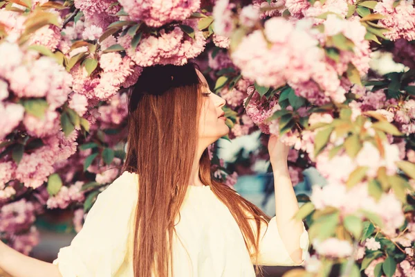 Doğal yaz güzelliği. cilt bakımı ve spa. Cilt için doğal kozmetik. kiraz çiçeği kız. Sakura ağacı açıyor. bahar çiçek çiçek kadın. çiçek kokusu, alerji. Her anın tadını çıkarıyor — Stok fotoğraf