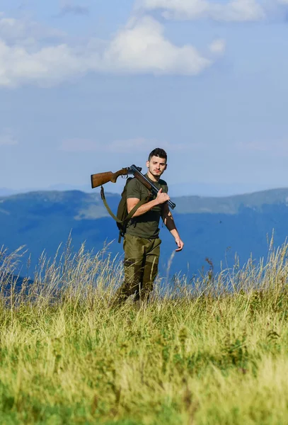 A jobb holnapért. Katona a terepen. poligon. izmos ember fegyvert tart. cél és siker. Tüzelésre kész férfi. Vadász hobbi. Katonai erők. A mesterlövész eléri a célpontot. katonai stílus. férfi álruhában — Stock Fotó