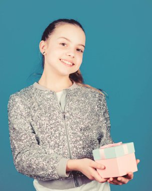 Kara Cuma. Alışveriş günü. Sevimli sevimli çocuk hediye kutusu taşımak. Sürpriz hediye kutusu. Doğum günü dilek listesi. Mutluluk dünyası. Özel her gün olur. Benim kıymetlim. Hediye kutusu mavi arka plan ile kız