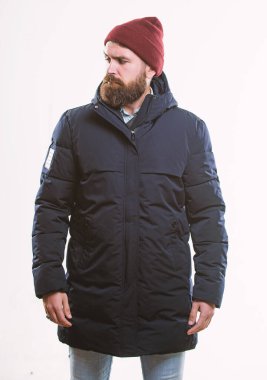 Hippi kıyafet. Şık ve rahat. Sakallı adam hippi güvenle sıcak siyah ceket veya parka poz. Hipster modern moda. Adam şapka ve siyah kış ceket giymek. Hippi tarzı erkek giyim