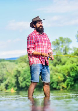 Hobi ile tutku kazan. Spor aktivitesi ve hobi. Suda deneyimli bir balıkçı. Başarılı sinek avcılığı. Yaz haftasonu. Balıkçılar olta kullanma tekniğini gösteriyor. Balık tutan adam. Adam balık tutuyor.