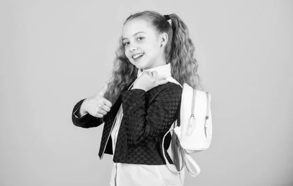 Stijlvolle mini rugzak. Meisje kleine modieuze cutie dragen rugzak. Schoolmeisje met kleine leren rugzak. Draagtas comfortabel. Populaire nuttige mode accessoire. Leer hoe fit rugzak correct — Stockfoto