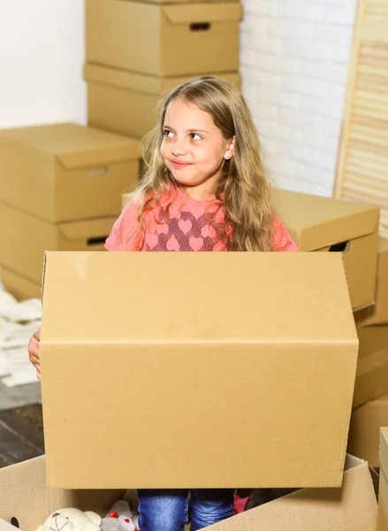 Caja de cartón infantil feliz. jugando en un nuevo hogar. apartamento nuevo. Niña feliz. Cajas de cartón - mudanza a casa nueva. compra de vivienda nueva. chica mantenga enorme caja —  Fotos de Stock