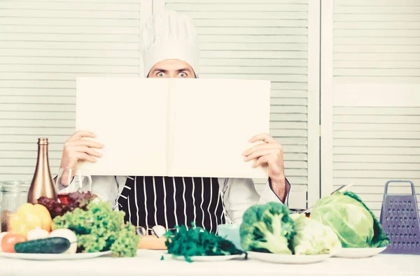 Mutfak tarifleri kitap kavramı. Pişirme becerisini geliştirin. Yemek pişirmek için yararlı bir kitap. Aşçılık kariyerine başla. Nihai pişirme kılavuzu adım adım. Kitap tarifleri kopya alanı. Şapka ve önlük adam şef kitap okumak — Stok fotoğraf