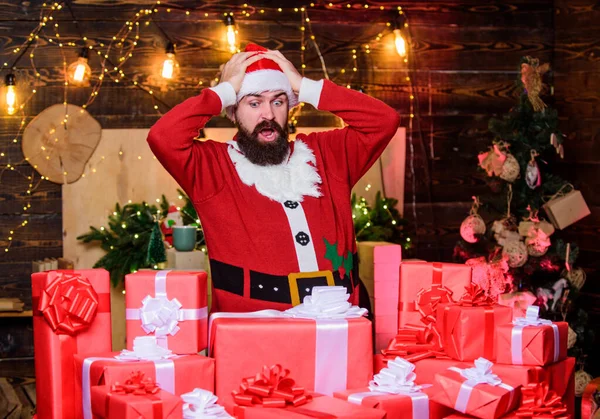 Oh no. Feliz año nuevo. Caja de regalo de Navidad. entrega de regalo de Navidad. Día de boxeo. hombre barbudo triste. ventas de compras de invierno. Elfo alegre. sombrero de santa hipster. Compras de Navidad — Foto de Stock