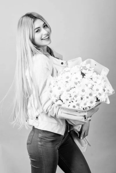 Festa delle donne. Bella ragazza. Festa della mamma. Primavera ed estate. Buon compleanno. Marguerite. fiorista nel negozio di fiori. Bella donna con mazzo di fiori di margherita. Positività espressa — Foto Stock