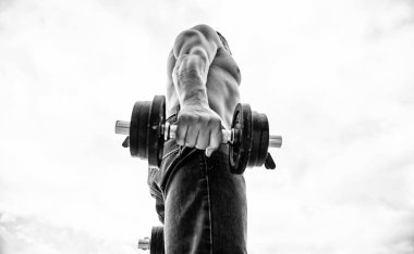 Anabolik steroidler kullanır ve riskler alır. Vücut geliştirme sporu. Spor yaşam tarzı. Aptal egzersiz salonu. Dambılla egzersiz yapan kaslı bir adam. Sırtı ve kolları güçlü bir sporcu. Spor malzemeleri.