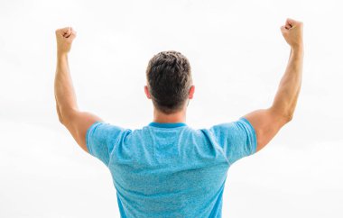 Beyaz kaslı sırtlı adam. Duygusal açıdan mutlu bir adam kârlı bir anlaşmayı kutluyor. Hayallerinin peşinden git. Yürümeye devam. Başlangıç için ilham verici. Mutlu galip. Zaferi ya da başarıyı kutla.