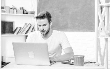 Online programlama kursuna başvurun. Öğrenci programlama dilini öğrenir. Lise ve üniversite. Yakışıklı adam modern teknolojiyi kullanır. Bilgi geliştirmek. Programlama web geliştirme. Dijital teknoloji