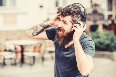 Hipster kulaklıkmükemmel ses şarkı keyfini çıkarın. Müzikle yürümek. Enerjik ruh hali için müzik yendi. Yürümek için ritim. Adam sakallı hipster kulaklıklar müzik dinliyor. Mükemmel müzik çalma listesi