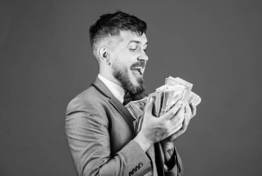 İş adamı nakit para aldı. Gerçek para kazanın. Zenginlik ve refah konsepti. Nakit işlem işi. Kolay nakit kredisi. Adam resmi takım elbise birçok dolar banknotlar mavi arka plan tutun. Paramı al.