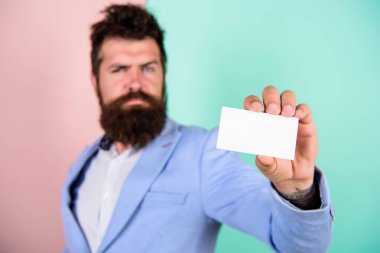 Her ihtimale karşı. Kişisel asistanım. İş için banka hizmetleri. Kartvizit tasarımı. Beni aramaktan çekinme. İş adamının elinde boş bir kart var. Sakallı adam kart kopyalama alanı göster. Acil hat numarası. Ara beni.