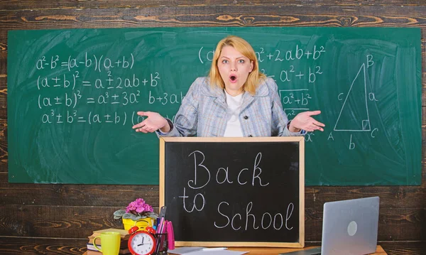 L'école. Enseignement à domicile. femme surprise. Je retourne à l'école. Journée des professeurs. professeur avec horloge au tableau noir. Le temps. femme en classe. Études et éducation. École moderne. Journée du savoir. Regarde-moi ça. — Photo