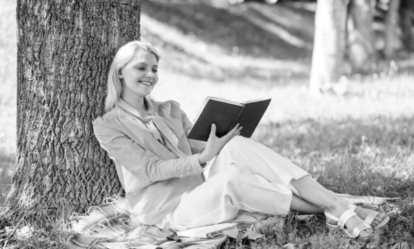 自我完善和教育理念。女性自我提高。自我改进书。女商人找分钟读书提高了她的知识。女孩靠在树上，而放松在公园坐草 — 图库照片