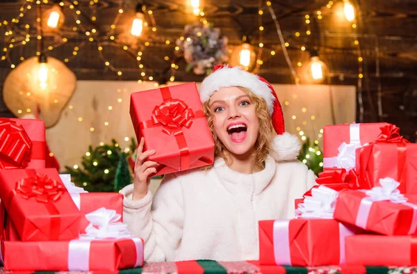 Tutto quello che voglio per Natale. vendite di Natale. Il concetto del giorno della boxe. vacanza invernale. Shopping di Capodanno. felice anno nuovo. regali di consegna. ragazza con scatola regalo di Natale. Cyber lunedì. Donna nel periodo natalizio — Foto Stock