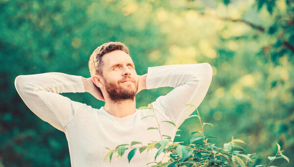 Будь здоров. Природа отдыхает на курорте. Почувствуй силу природы. Мужчина красивый бородатый парень утром растягивает природный фон. Встречайте новый день. Природа мирная среда. Натуральные косметические средства
