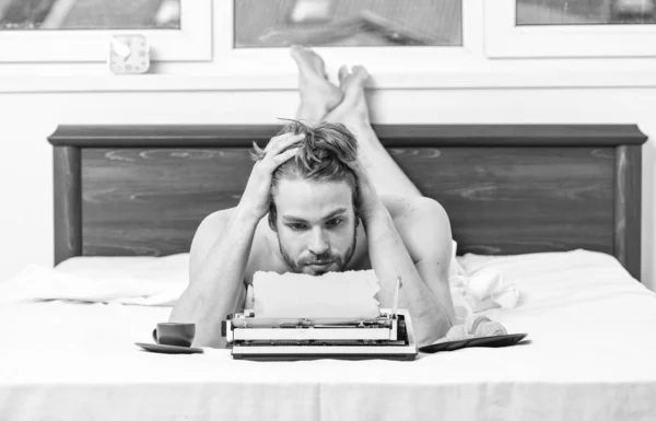 Letteratura erotica. Routine quotidiana dello scrittore. Uomo scrittore giaceva letto con la prima colazione di lavoro. Scrittore bello autore usato vecchia macchina da scrivere manuale alla moda. Mattina portare nuova idea. Ispirazione del mattino — Foto Stock