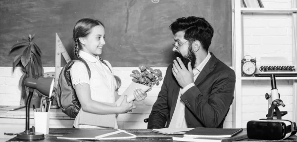 Tillbaka till skolan. Glad lärardag. liten skola flicka unge med blombukett. blomma present till bästa lärare. kunskapsdagen är den 1 september. lärardagen. Daugghter och far med blommor — Stockfoto