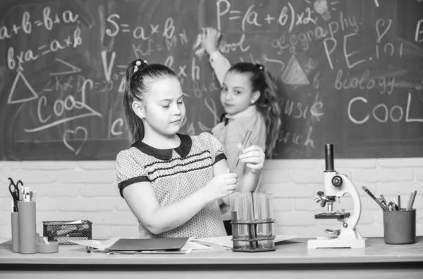 Wissenschaftliches Experiment. wissenschaftliche Experimente im Chemielabor. Chemie-Forschung. Biologieunterricht. kleine Mädchen im Schullabor. Chemieunterricht. Kleine Wissenschaftler arbeiten mit Mikroskop — Stockfoto