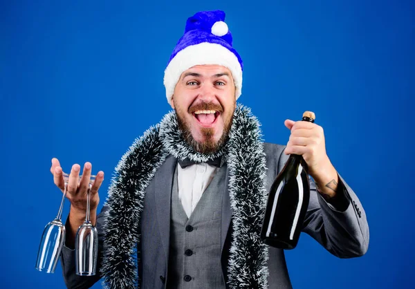 Joignez-vous à la fête. Amuse toi bien. Fête de Noël d'entreprise. Homme barbu hipster porter santa chapeau accessoire de fête. Célébrez le nouvel an. Super fête. Des organisateurs de fêtes de Noël. Idées de parti d'entreprise — Photo