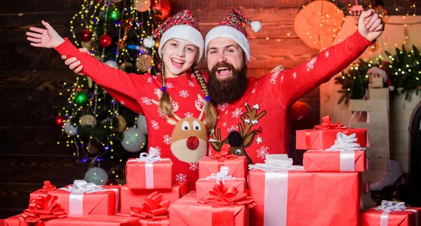 Joyeuses fêtes. Souvenirs d'enfance préférés de Noël. Père barbu homme et fille près de l'arbre de Noël. Cadeaux pour le plus proche. Passez du temps avec votre famille. Papa et enfant ouvrant cadeaux de Noël — Photo