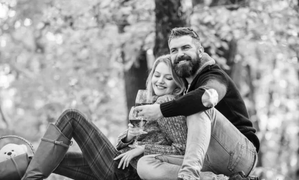 O amor está no ar. encontro amoroso e romance. Humor de primavera. casal apaixonado relaxar na floresta de outono. mulher feliz e homem barbudo beber vinho. acampar e caminhar. Saúde. Um piquenique familiar. Dia dos namorados — Fotografia de Stock