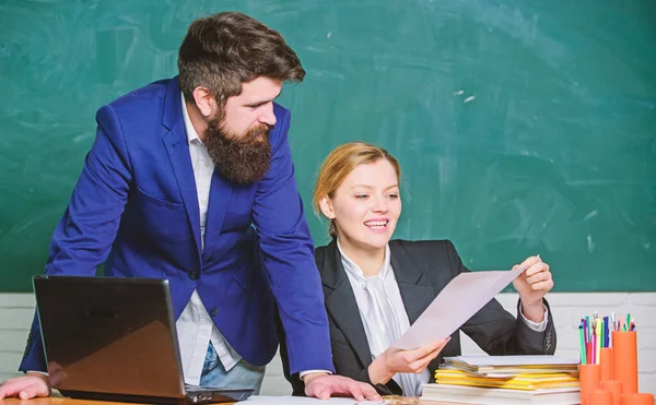 Relaxáló, mielőtt a következő osztályba. üzleti házaspár laptop és dokumentumok. tanár és hallgató a vizsgán. vissza az iskolába. Informális oktatás. üzletember és boldog titkár. papírmunkát. irodai élet — Stock Fotó