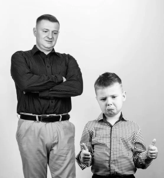 Ontevreden over het verrichte werk. Kindertijd. vertrouwen en waarden. Fathers Day. vader en zoon in Business suit. Mode. gelukkig kind met vader. zakenpartner. kleine jongen met vader zakenman. Familiedag — Stockfoto