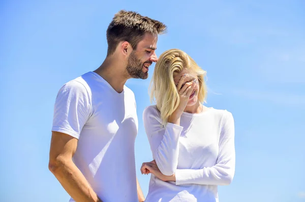 Profondément amoureux. homme et fille souriant. il la rend heureuse. Heureux d'être ensemble. relation interpersonnelle. compréhension et soutien. relation amoureuse. couple amoureux. marié au paradis — Photo