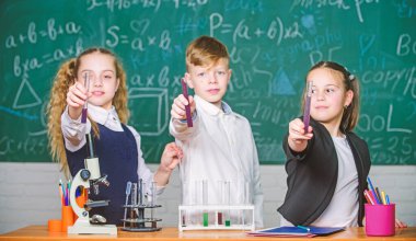 Daha iyi bir yarın. Laboratuvar mikroskop ve tüpler test. Kimya bilim. Bilim adamı kazanç kimya okul laboratuarında ufak çocuklar. Küçük çocuklar. Bilim. Biyoloji deneyleri ile mikroskop