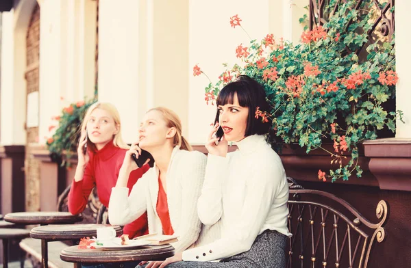 Usando dispositivos digitais. Grupo mulheres café terraço. Encontro de amizade. Móvel viciado. Conversa móvel. Raparigas com telemóveis. Os amigos sentam-se no café e gostam de conversar. Obcecado em falar — Fotografia de Stock