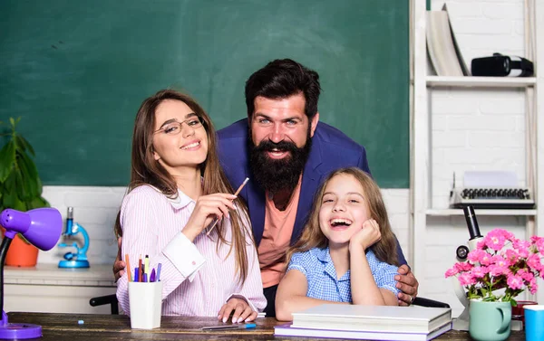 Approccio individuale. Tutor per l'eccellenza. Lezioni extra. Un bambino dotato. Ragazzina che studia con un team di tutor. Lezione privata con tutor. Concetto di tutoraggio domestico. Tutor e programmi doposcuola — Foto Stock