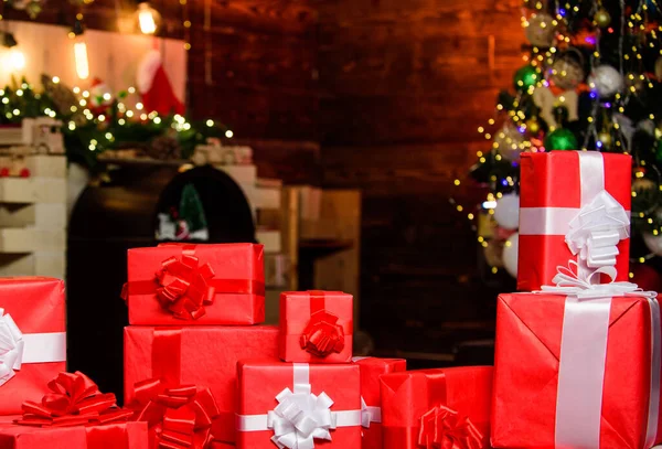 Samenstelling met geschenkdoosjes lint strik. Rode cadeautjes of cadeautjes. Bereid je voor op kerst en nieuwjaar. Cadeauconcept inpakken. Magische momenten. Maak verrassingsgeschenken voor familie. Cadeau van de Kerstman — Stockfoto