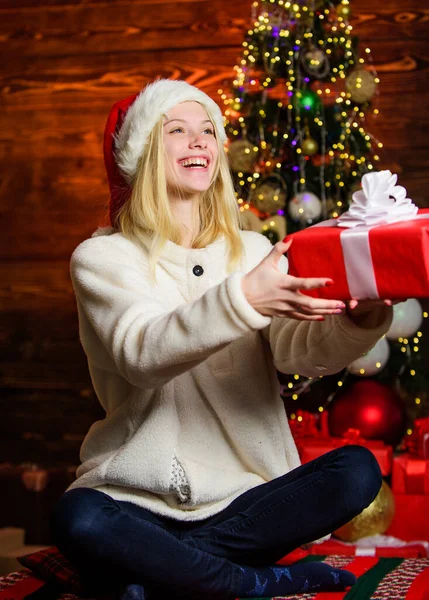 Festligt humör. Nuvarande koncept. Boxningsdag. Mysigt hem. Nytt år är på väg. Glad leende kvinna och presentask. Lyckliga ögonblick. Lycka och glädje. Spännande känslor. God jul och gott nytt år — Stockfoto