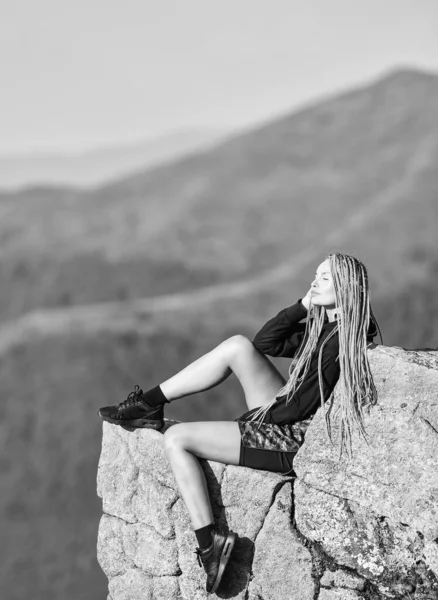 Extrema konceptet. På kanten av världen. Kvinnan sitter på kanten av klippan i höga berg landskap bakgrund. Vandra fredligt ögonblick. Njut av utsikten. Turist vandrare flicka avkopplande kant klippa. Farlig Relax — Stockfoto