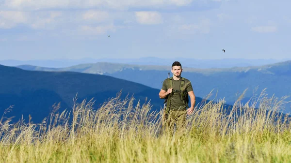 Katonai stílus. férfi álcázva. Katona a terepen. poligon. Katonai erők. A mesterlövész eléri a célhegyet. Tüzelésre kész férfi. Vadász hobbi. izmos ember fegyvert tart. Soha ne add fel. — Stock Fotó