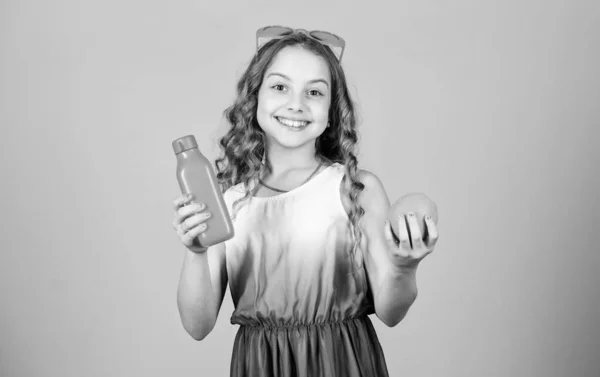 Menina em óculos de moda. suco de vitamina refrescante. Saúde. Dieta de vitamina de verão. Fonte natural de vitamina. menina feliz beber suco de laranja fresco. férias de verão. Desfrutando de novo grande dia — Fotografia de Stock