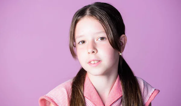 Jovens e bonitos. Rapariga sorridente. beleza cuidados da pele. moda infantil. cabeleireiro para crianças. criança em fundo roxo. Dia das crianças. psicóloga infantil. Menina bonita. conceito de infância — Fotografia de Stock