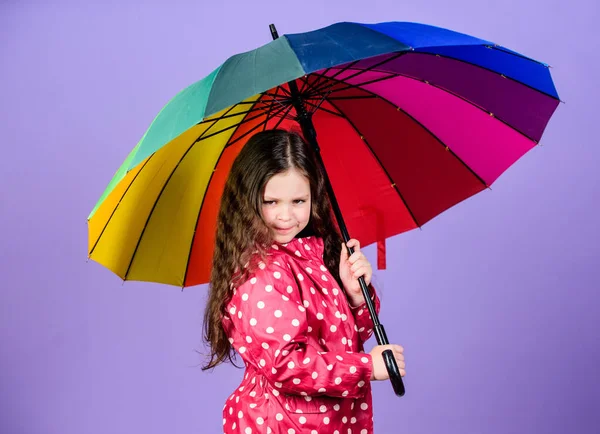 Niño hipster alegre en estado de ánimo positivo. moda de otoño. niña feliz con paraguas colorido. protección contra la lluvia. Arco iris. Niña con impermeable. Belleza pensativa. Belleza en estilo —  Fotos de Stock