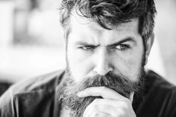 A tomar decisões difíceis. Homem com barba e bigode, atencioso e perturbado. Cara de homem barbudo concentrado. Hipster com barba expressão pensativa. Conceito de humor atencioso. Fazendo escolhas importantes de vida — Fotografia de Stock