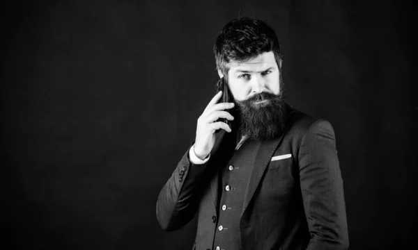 Concentré sur le travail. brutal hipster caucasien avec moustache. Mode masculine formelle. homme d'affaires en costume. communication d'affaires. mature hipster avec barbe parler au téléphone. Homme barbu avec smartphone — Photo