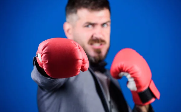 Kraftfull man boxare redo för företagskrig. Affärsman i kostym och fluga. Affärs- och idrottsframgångar. skäggig man i boxningshandskar stansning. knockout och energi. Slåss. Stora framsteg — Stockfoto