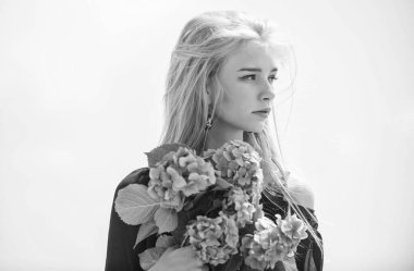 Taze buket ile bahar tanışın. Çiçekler ihale koku. Baharı buketle kutlayın. Kız arkadaş için buket. Moda ve güzellik endüstrisi. Kız ihale moda modeli ortanca çiçek buket tutun