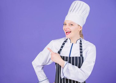 İşte menünüz. Mutfak uzmanı reklam restoran menüsü. Mutlu kadın aşçı parmak uzakta işaret ve sunan menü. Menü listesini sunma, kopyalama alanı