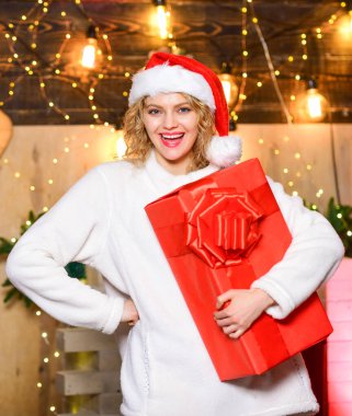 Noel 'i seviyorum. Noel Baba şapkası hediye kutusundaki kız. Kış tatili ve tatil. Noel alışverişi. Neşeli kadın Noel hediyesini paylaşıyor. Mutlu noeller. Mutlu yıllar. Noel 'i ailemle kutluyorum.