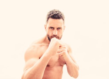 Hooligan veya boksör. Zafer peşin ödeme gerektirir. Saldırganlık ve öfke. Kaslı adam dövüşü. Şiddet ve saldırı. Sokak kavgası. Boks kulübü konsepti. Saldırı ve savunma. Saldırıya hazırlanın.