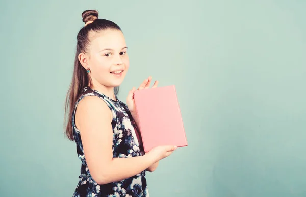 Geheimen bewaren. Design Expert. PR-specialist. klein meisje met roze notitieboek. school kind met Kladblok. werkmappen voorschrijven. school dagboeken voor het maken van aantekeningen. Haar geheimen in het dagboek houden — Stockfoto