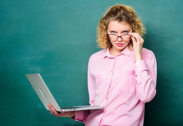 Exame. Conceito de e-learning. Educação via Internet. educação online. Escola de negócios. Professora no quadro negro. tecnologia moderna. menina na escola moderna. estudante em óculos com laptop — Fotografia de Stock